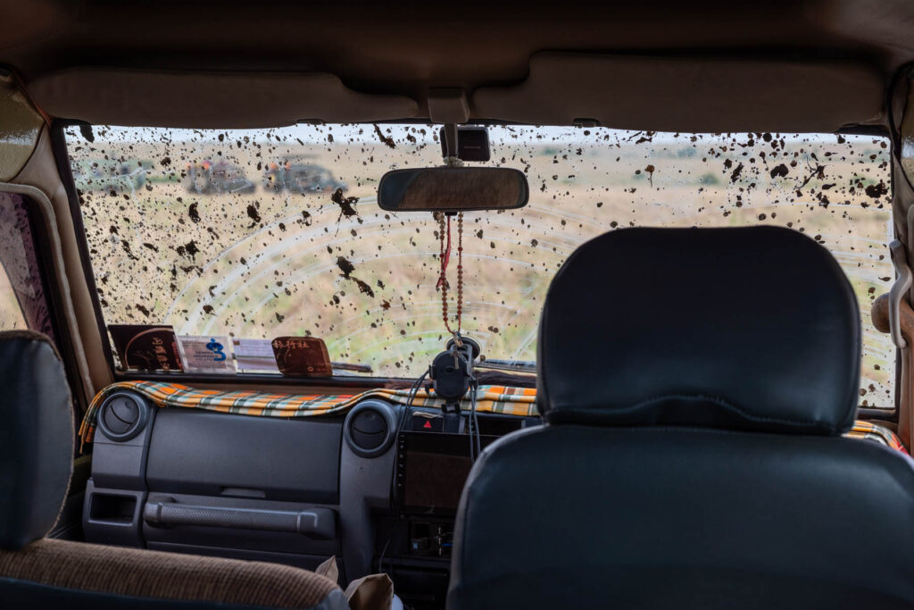 Blick aus verdrecktem Auto in Masai Mara Kenia