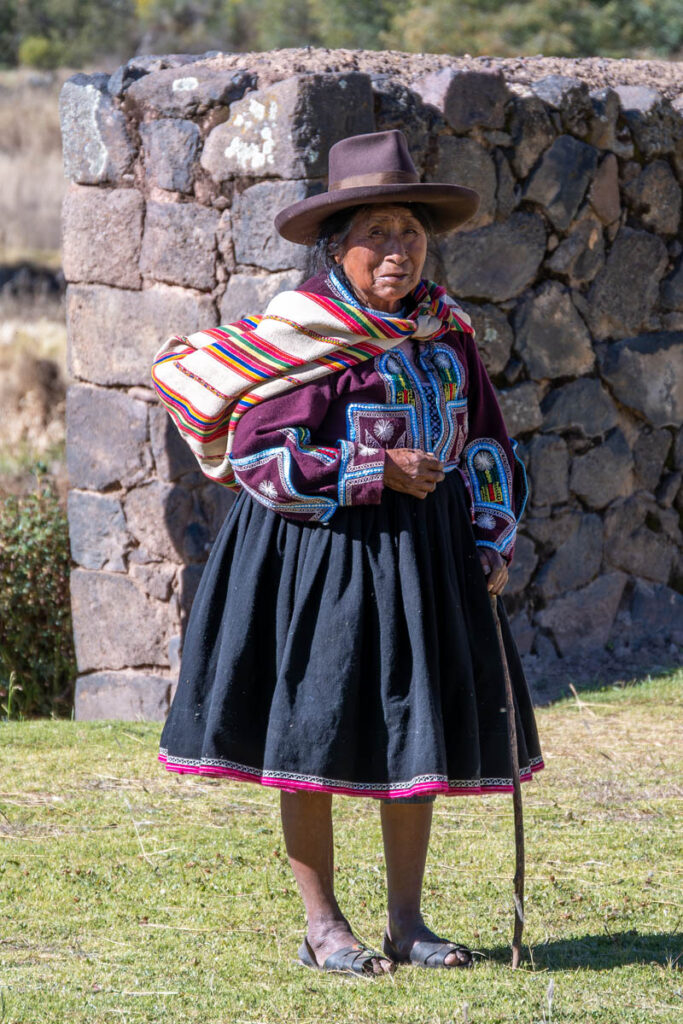 Frau in traditioneller Tracht Inka Ruine Peru