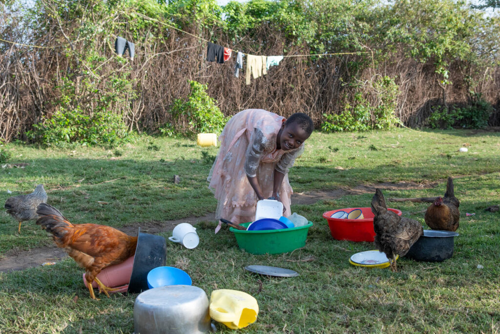 Kind spült in einem Masai Village Kenia