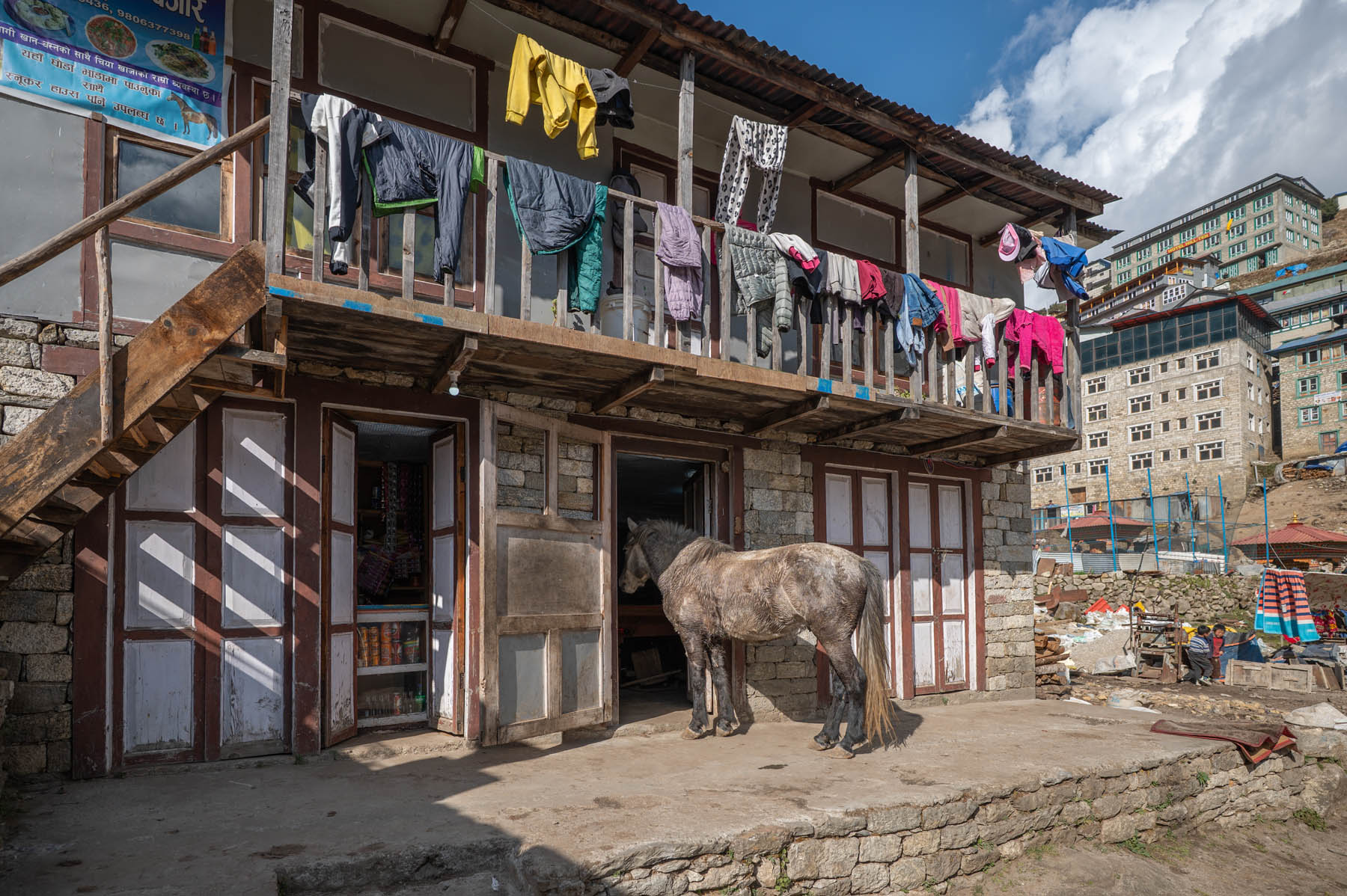 Pferd bei Wohnhaus in Namche Bazar Nepal
