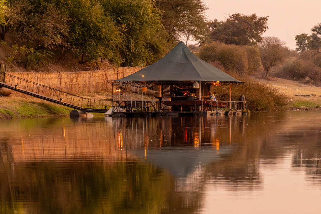 Lodge mit Bar auf dem Okavango