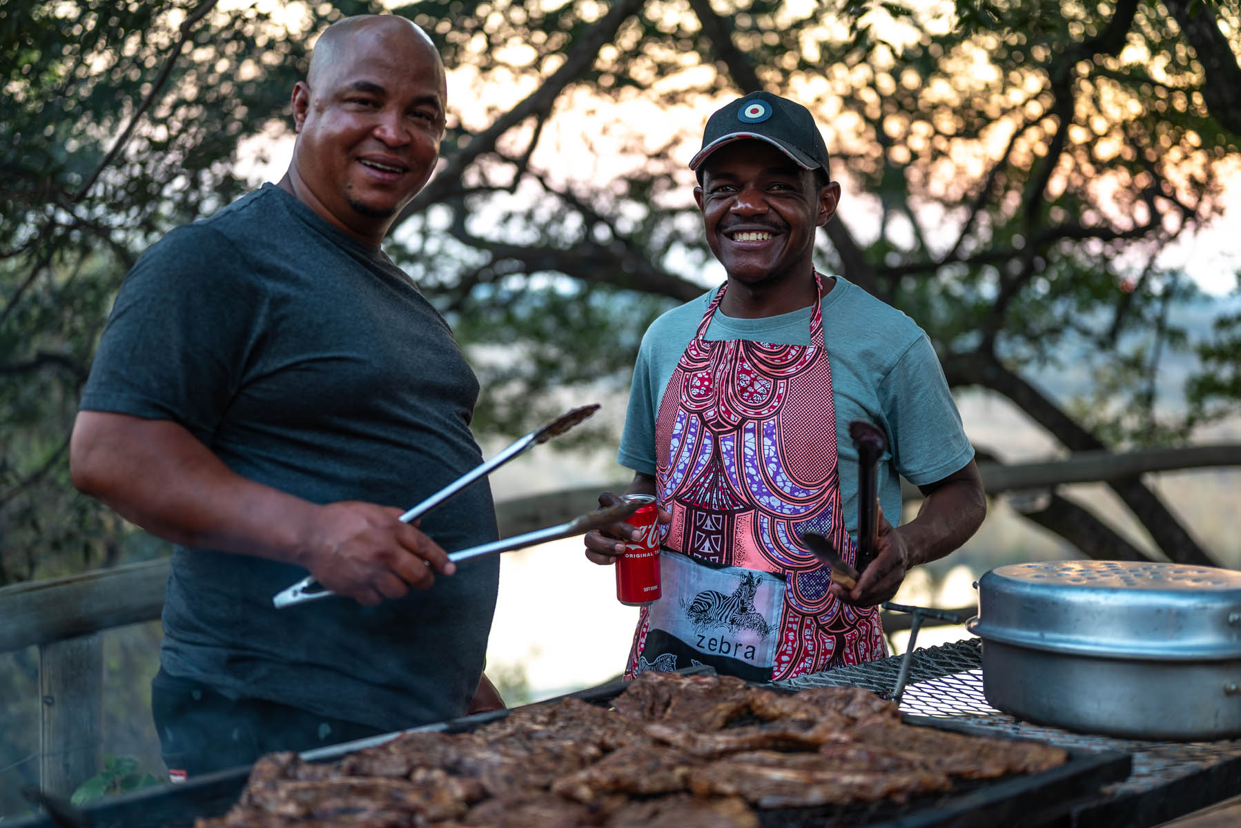Reiseleitung und Fahrer grillen in Namibia