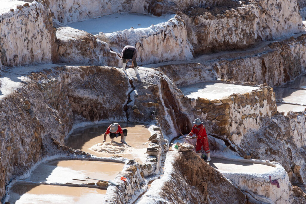 Arbeiter auf Salzminen Salineras de Maras Peru