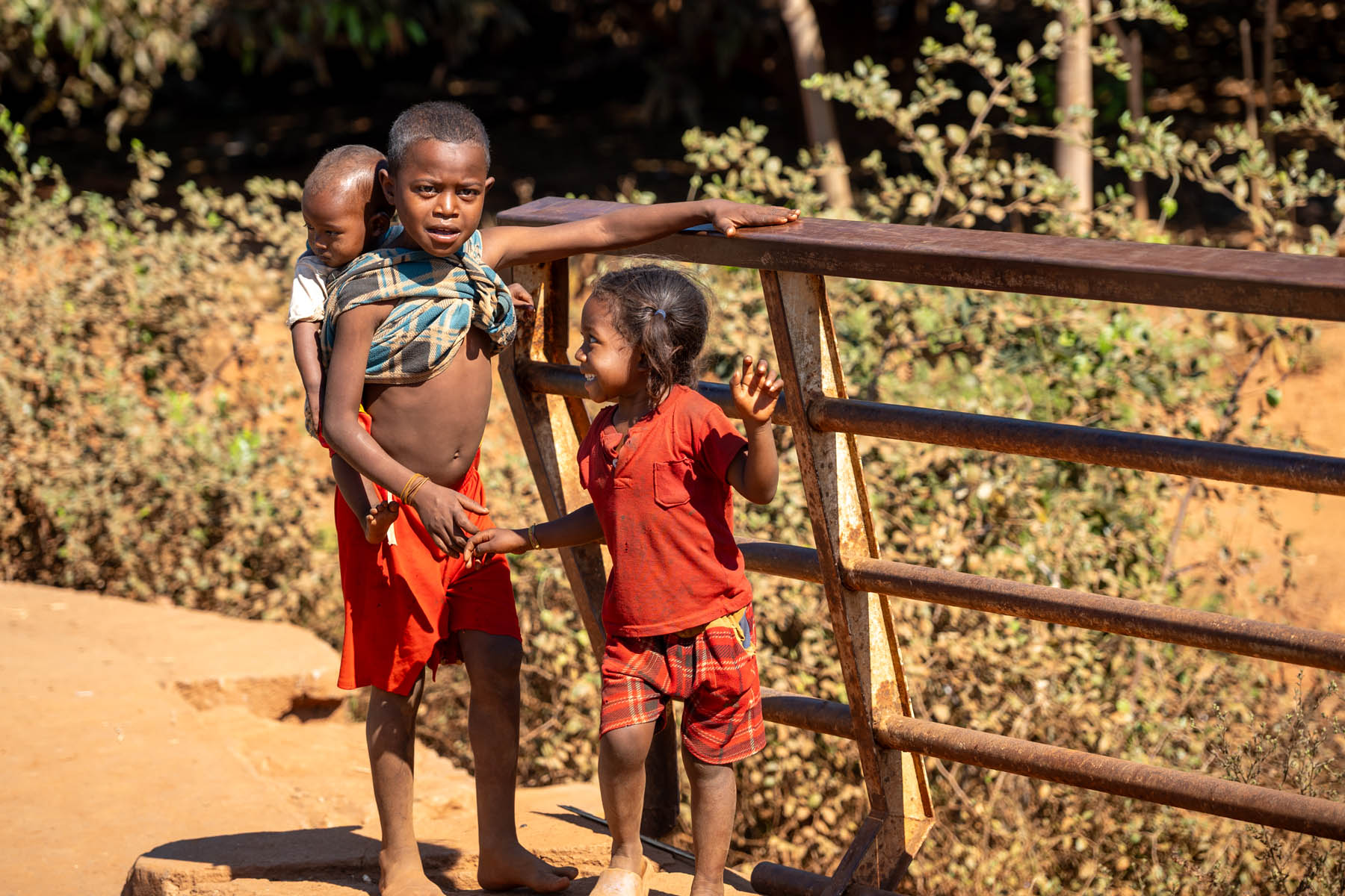 Madagaskar Portrait kleiner Junge mit jüngeren Geschwistern